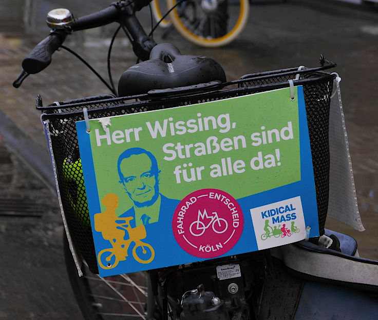 © www.mutbuergerdokus.de: 'Fahrrad-Demonstration zum 10-jährigen Jubiläum der unrealisierten Radschnellwege in NRW auf der Strecke des künftigen Radwegs von Frechen nach Köln'