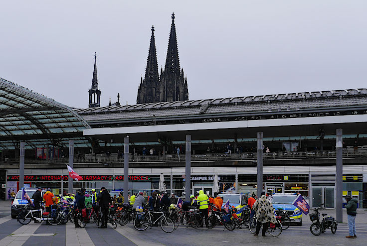 © www.mutbuergerdokus.de: 'Fahrrad-Demonstration zum 10-jährigen Jubiläum der unrealisierten Radschnellwege in NRW auf der Strecke des künftigen Radwegs von Frechen nach Köln'