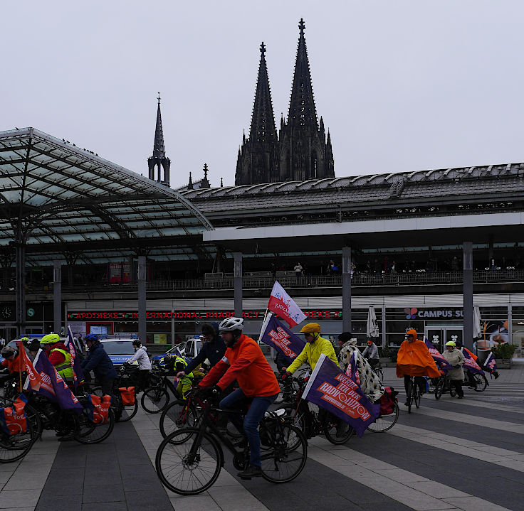 © www.mutbuergerdokus.de: 'Fahrrad-Demonstration zum 10-jährigen Jubiläum der unrealisierten Radschnellwege in NRW auf der Strecke des künftigen Radwegs von Frechen nach Köln'