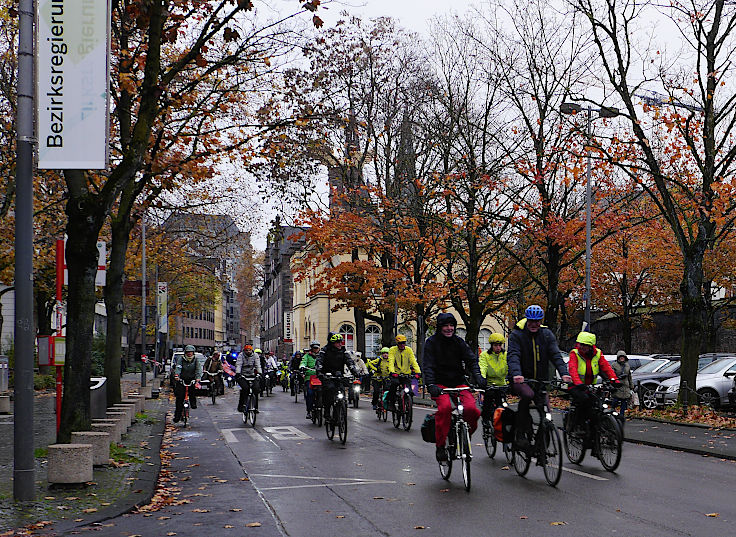 © www.mutbuergerdokus.de: 'Fahrrad-Demonstration zum 10-jährigen Jubiläum der unrealisierten Radschnellwege in NRW auf der Strecke des künftigen Radwegs von Frechen nach Köln'