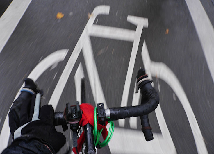 © www.mutbuergerdokus.de: 'Fahrrad-Demonstration zum 10-jährigen Jubiläum der unrealisierten Radschnellwege in NRW auf der Strecke des künftigen Radwegs von Frechen nach Köln'