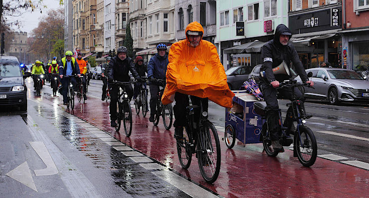 © www.mutbuergerdokus.de: 'Fahrrad-Demonstration zum 10-jährigen Jubiläum der unrealisierten Radschnellwege in NRW auf der Strecke des künftigen Radwegs von Frechen nach Köln'