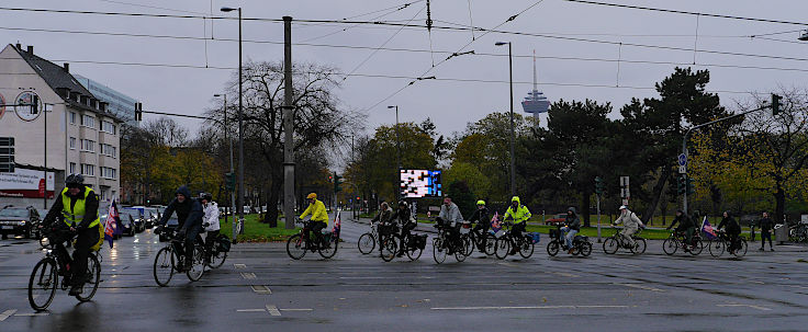 © www.mutbuergerdokus.de: 'Fahrrad-Demonstration zum 10-jährigen Jubiläum der unrealisierten Radschnellwege in NRW auf der Strecke des künftigen Radwegs von Frechen nach Köln'