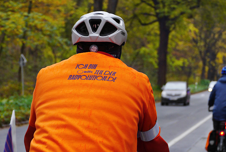 © www.mutbuergerdokus.de: 'Fahrrad-Demonstration zum 10-jährigen Jubiläum der unrealisierten Radschnellwege in NRW auf der Strecke des künftigen Radwegs von Frechen nach Köln'