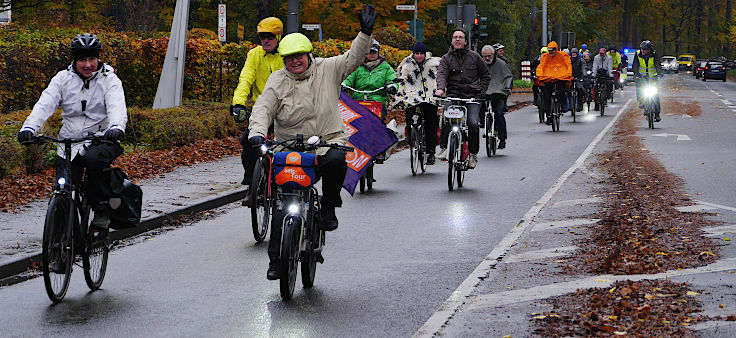 © www.mutbuergerdokus.de: 'Fahrrad-Demonstration zum 10-jährigen Jubiläum der unrealisierten Radschnellwege in NRW auf der Strecke des künftigen Radwegs von Frechen nach Köln'