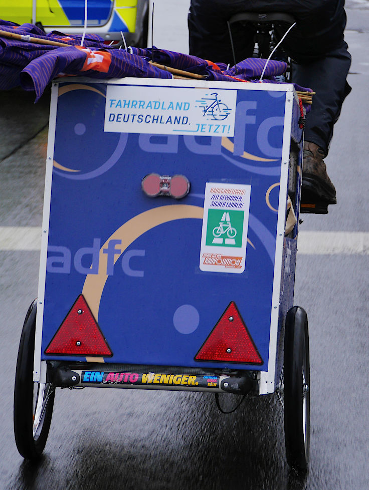 © www.mutbuergerdokus.de: 'Fahrrad-Demonstration zum 10-jährigen Jubiläum der unrealisierten Radschnellwege in NRW auf der Strecke des künftigen Radwegs von Frechen nach Köln'