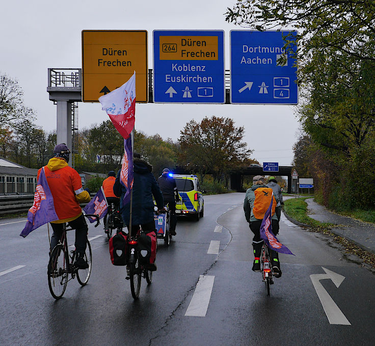 © www.mutbuergerdokus.de: 'Fahrrad-Demonstration zum 10-jährigen Jubiläum der unrealisierten Radschnellwege in NRW auf der Strecke des künftigen Radwegs von Frechen nach Köln'