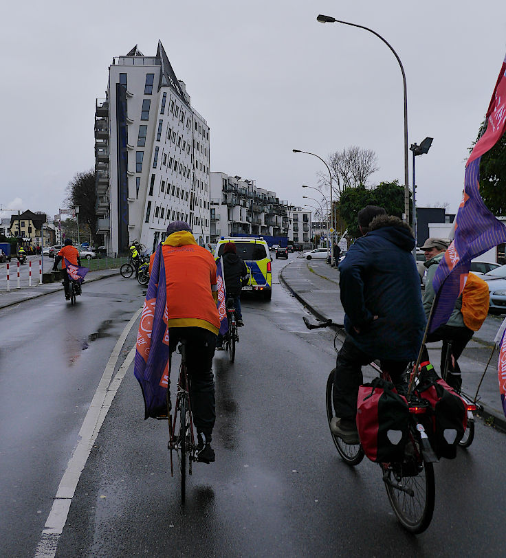 © www.mutbuergerdokus.de: 'Fahrrad-Demonstration zum 10-jährigen Jubiläum der unrealisierten Radschnellwege in NRW auf der Strecke des künftigen Radwegs von Frechen nach Köln'