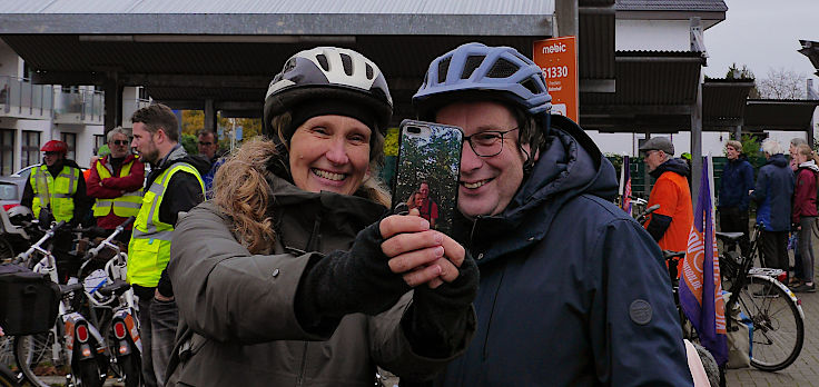 © www.mutbuergerdokus.de: 'Fahrrad-Demonstration zum 10-jährigen Jubiläum der unrealisierten Radschnellwege in NRW auf der Strecke des künftigen Radwegs von Frechen nach Köln'