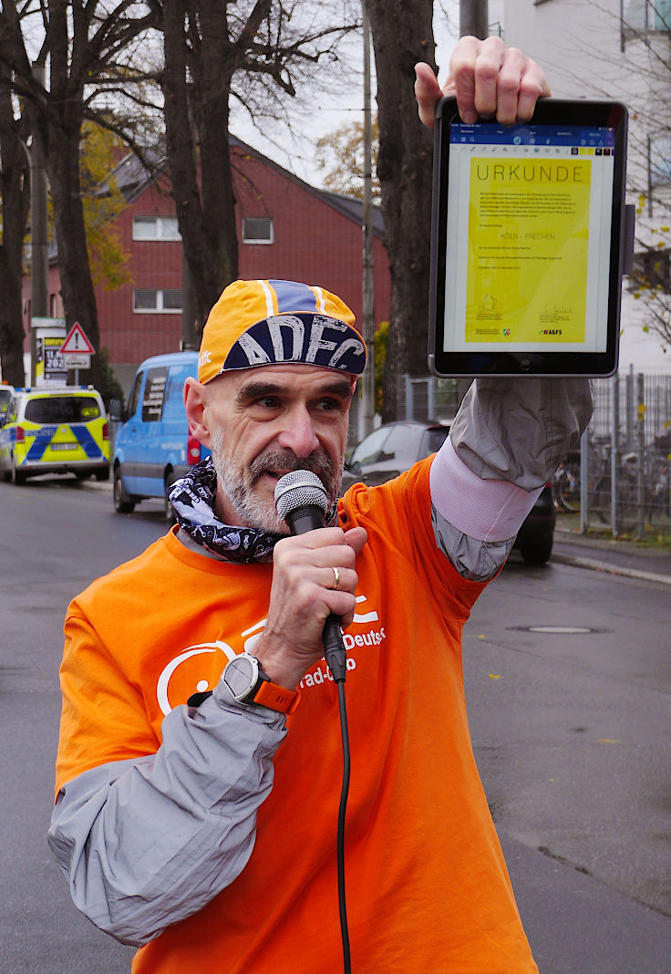 © www.mutbuergerdokus.de: 'Fahrrad-Demonstration zum 10-jährigen Jubiläum der unrealisierten Radschnellwege in NRW auf der Strecke des künftigen Radwegs von Frechen nach Köln'