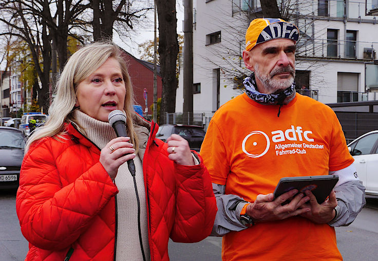 © www.mutbuergerdokus.de: 'Fahrrad-Demonstration zum 10-jährigen Jubiläum der unrealisierten Radschnellwege in NRW auf der Strecke des künftigen Radwegs von Frechen nach Köln'