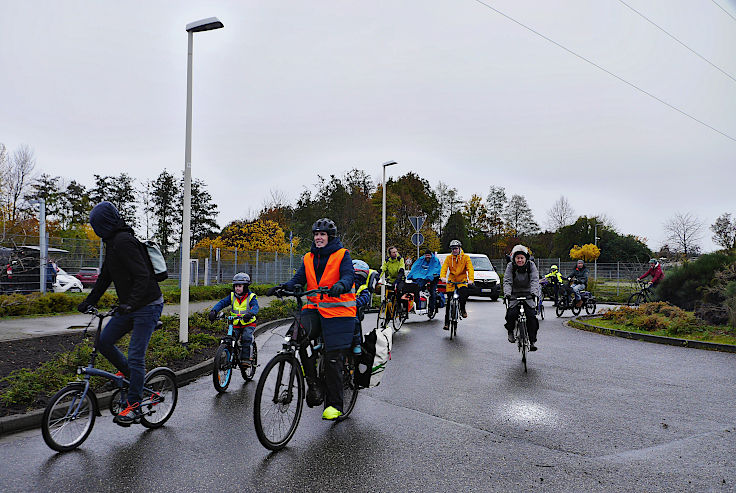 © www.mutbuergerdokus.de: 'Fahrrad-Demonstration zum 10-jährigen Jubiläum der unrealisierten Radschnellwege in NRW auf der Strecke des künftigen Radwegs von Frechen nach Köln'