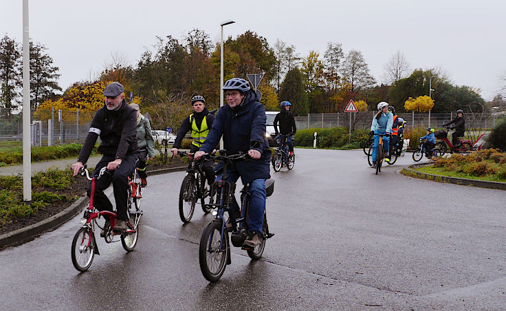 © www.mutbuergerdokus.de: 'Fahrrad-Demonstration zum 10-jährigen Jubiläum der unrealisierten Radschnellwege in NRW auf der Strecke des künftigen Radwegs von Frechen nach Köln'