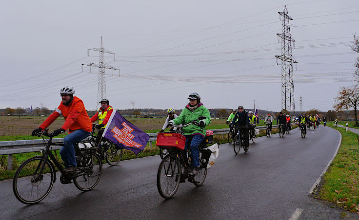 © www.mutbuergerdokus.de: 'Fahrrad-Demonstration zum 10-jährigen Jubiläum der unrealisierten Radschnellwege in NRW auf der Strecke des künftigen Radwegs von Frechen nach Köln'