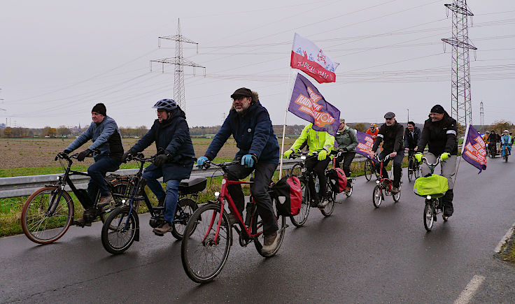 © www.mutbuergerdokus.de: 'Fahrrad-Demonstration zum 10-jährigen Jubiläum der unrealisierten Radschnellwege in NRW auf der Strecke des künftigen Radwegs von Frechen nach Köln'