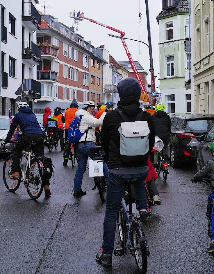 © www.mutbuergerdokus.de: 'Fahrrad-Demonstration zum 10-jährigen Jubiläum der unrealisierten Radschnellwege in NRW auf der Strecke des künftigen Radwegs von Frechen nach Köln'