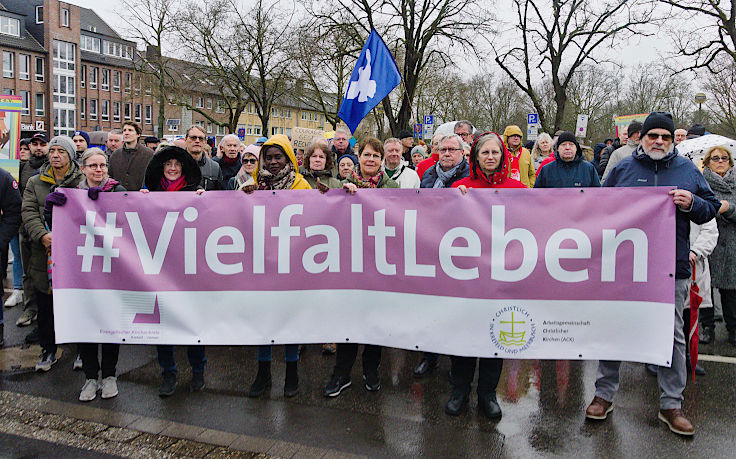 © www.mutbuergerdokus.de: Meerbusch gegen Rechts: Kundgebung 'Für Demokratie und Zusammenhalt'