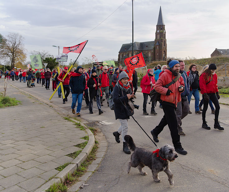 © www.mutbuergerdokus.de: ROTE LINIE am Hambacher Wald