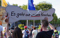 'Solidaritätsdemo mit den Streikenden der Uniklinik Düsseldorf' 'Solidaritätsdemo mit den Streikenden der Uniklinik Düsseldorf'