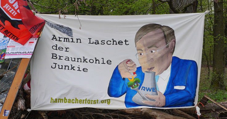 Banner 'Armin Laschet der Braunkohle Junkie'